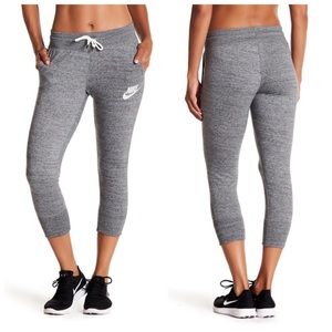 Nike gym vintage Capri jogger pants. Women’s small.